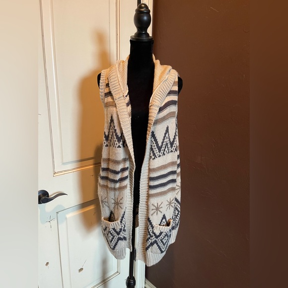 Maurices Sweaters - Maurices sleeveless cardigan sweater with hood size 2x super cute beige EUC